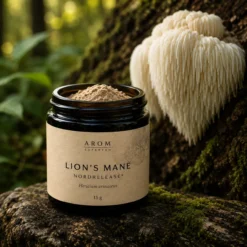 Lion’s Mane extraktpulver i öppen glasburk med Hericium erinaceus i skogsmiljö